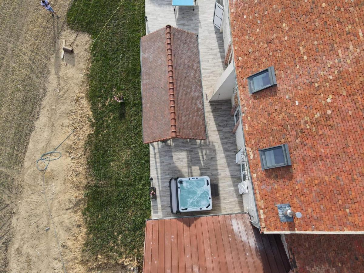 Chambre D'Hotes Le Domaine Des Hirondelles Champcenest Dış mekan fotoğraf