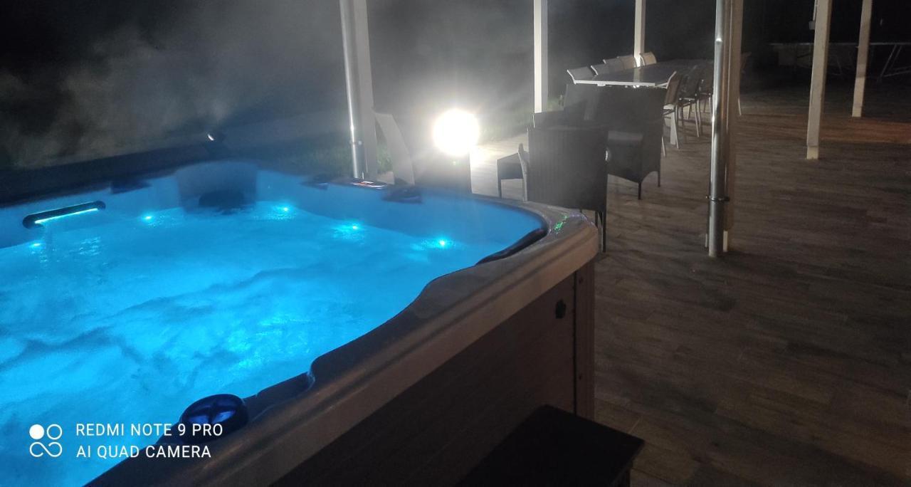 Chambre D'Hotes Le Domaine Des Hirondelles Champcenest Dış mekan fotoğraf