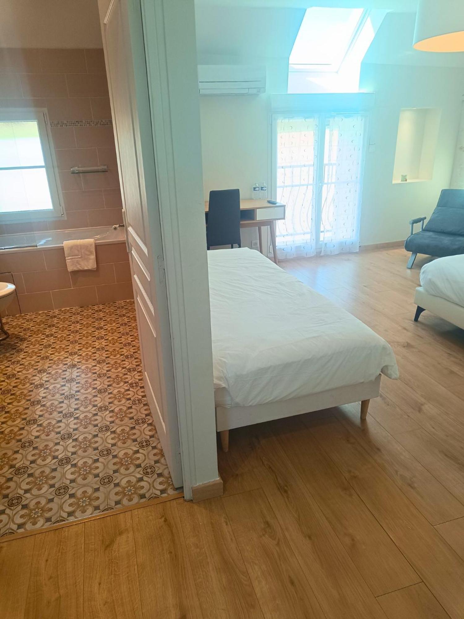 Chambre D'Hotes Le Domaine Des Hirondelles Champcenest Oda fotoğraf