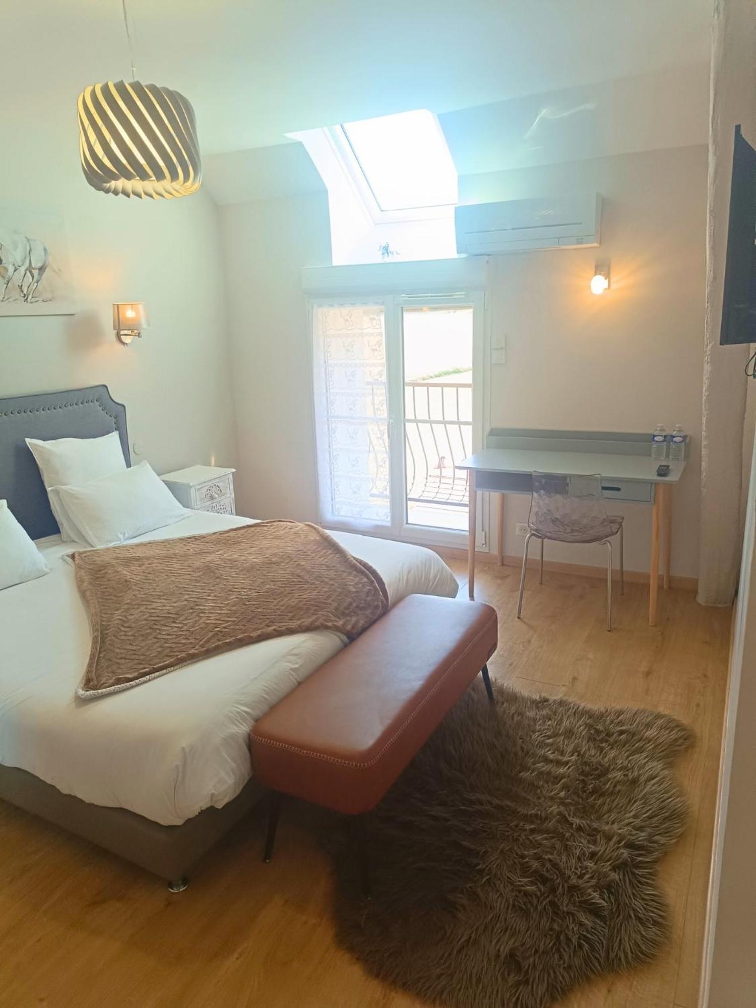 Chambre D'Hotes Le Domaine Des Hirondelles Champcenest Dış mekan fotoğraf