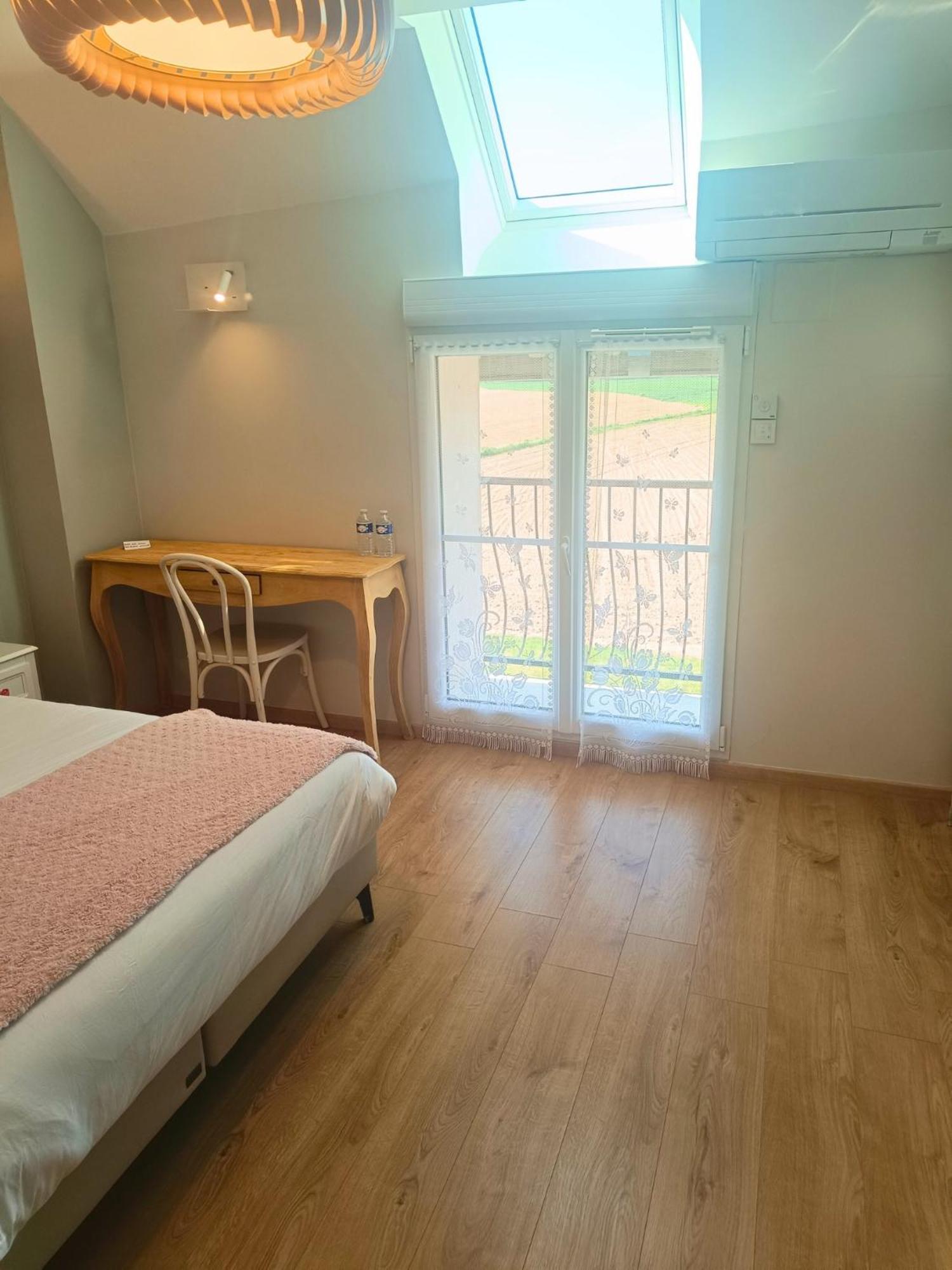 Chambre D'Hotes Le Domaine Des Hirondelles Champcenest Dış mekan fotoğraf